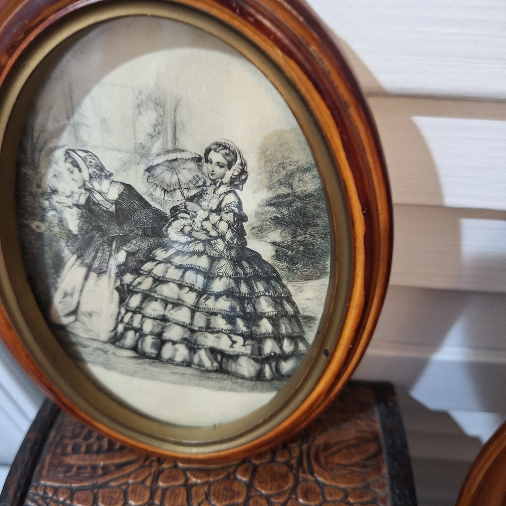 Vintage Style Oval Wall Frame Set in Warm Brown and Gold - Picture 3 of 8